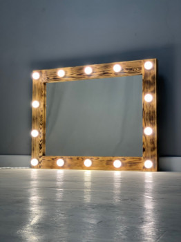 Зеркало в ванную из дерева с подсветкой лампочками 90х70 см